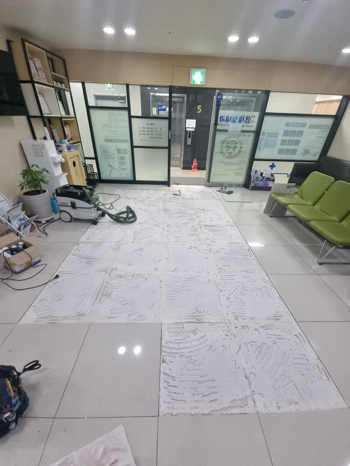 타일시공 경기 상업시설 바닥 타일 교체 시공 전