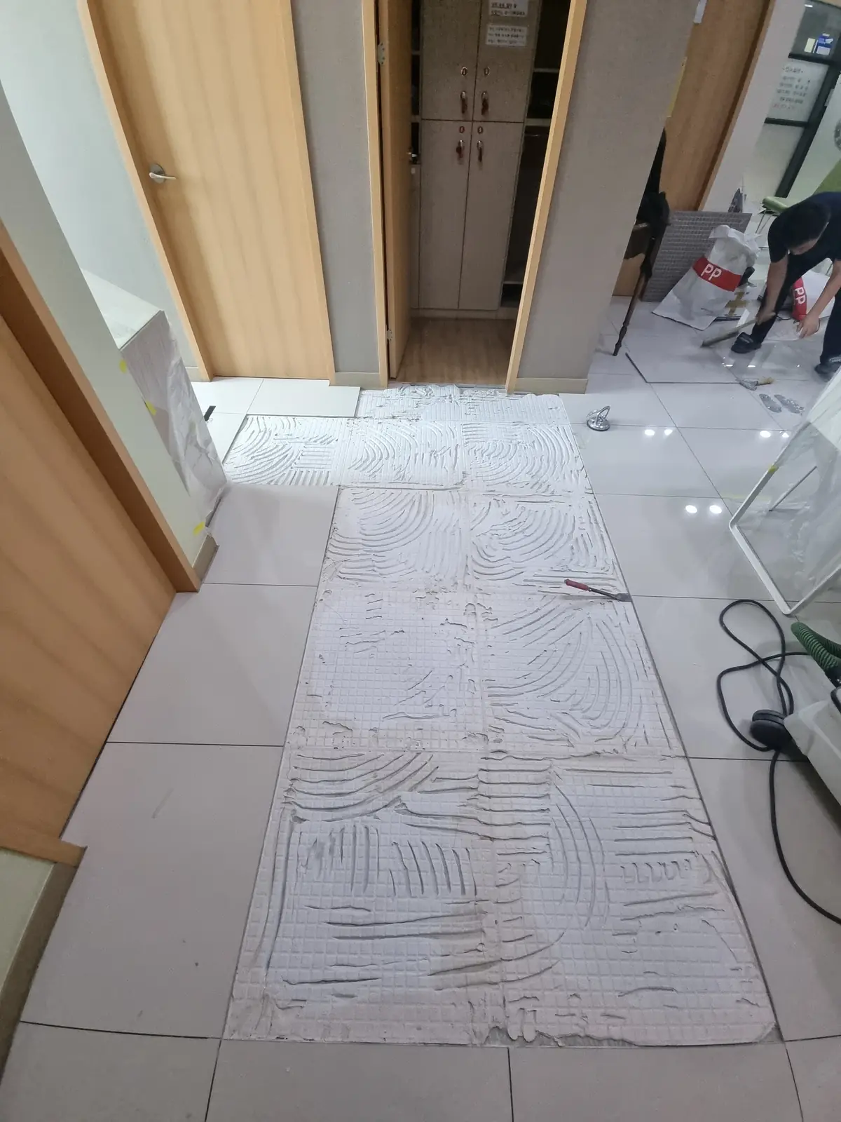 타일시공 인천 상업시설 복도 타일 시공 전
